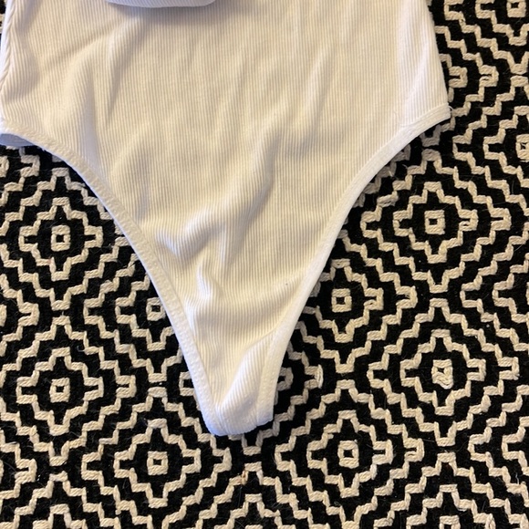 Aritzia Wilfred White Ruffled Bodysuit - Picture 6 of 7